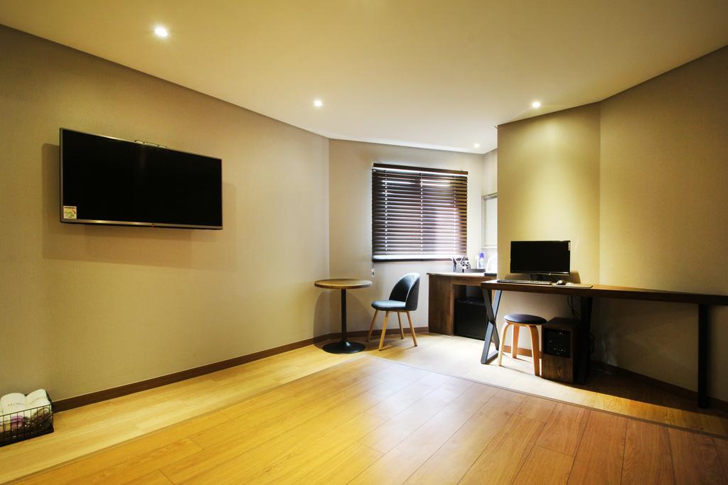 17Th Hotel Yeonje Buitenkant foto