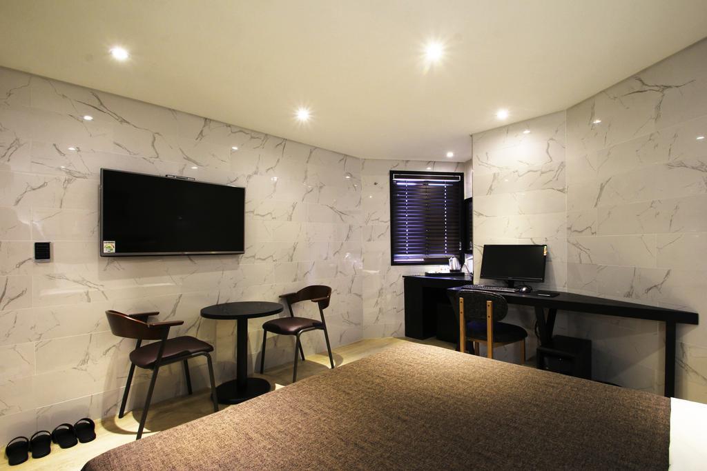 17Th Hotel Yeonje Buitenkant foto