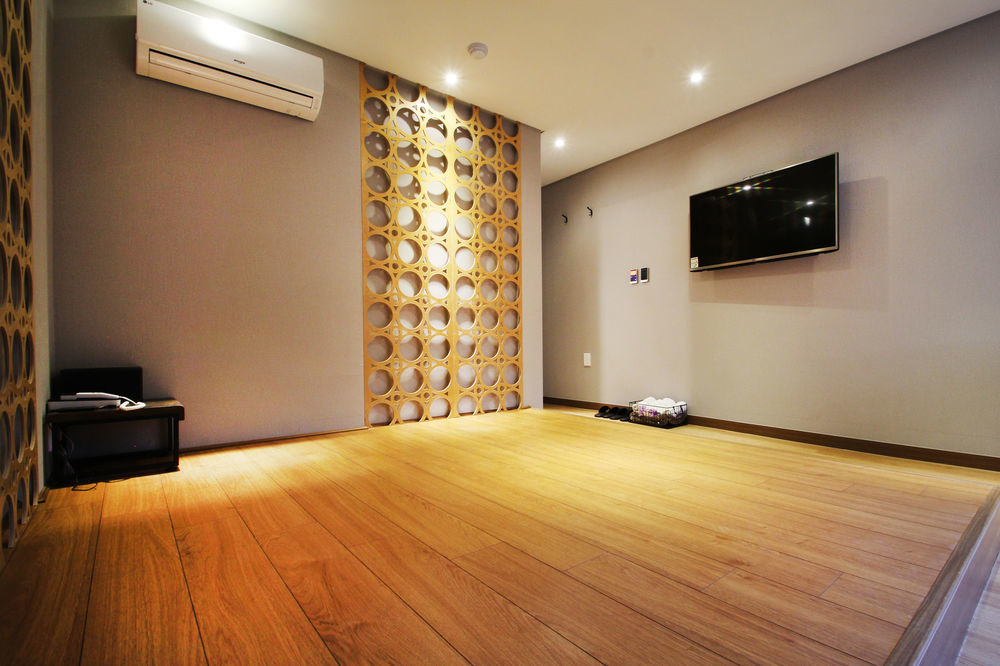 17Th Hotel Yeonje Buitenkant foto